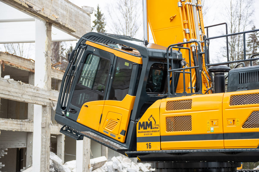 Grande e potente l’escavatore Hyundai HX520L rende leggera la demolizione di un college in Finlandia